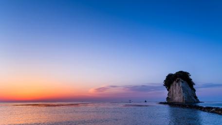 Serene Sunrise Over the Ocean wallpaper