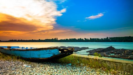 Serene Riverbank at Dusk wallpaper