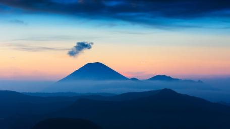 Majestic Mountain Silhouette at Dawn wallpaper