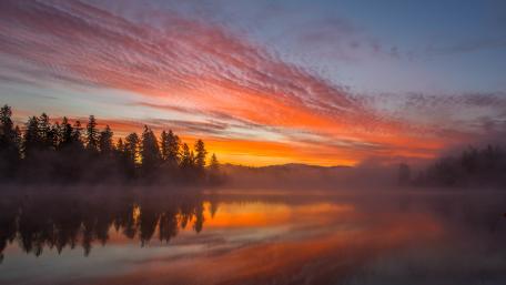 Serene Lake Reflections at Dawn wallpaper