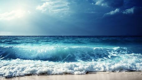 Calm Blue Waves Under Darkening Skies wallpaper