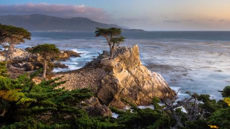 Majestic Cliffside View Over the Sea wallpaper