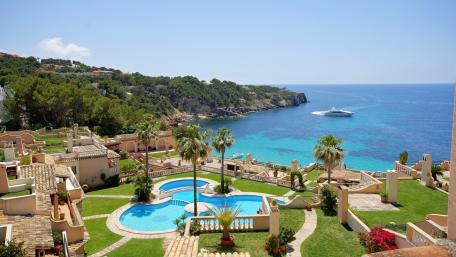 Tranquil Coastal Resort Paradise wallpaper