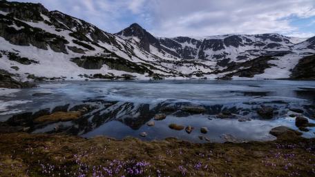 Serene Mountain Reflection in a Tranquil Lake wallpaper