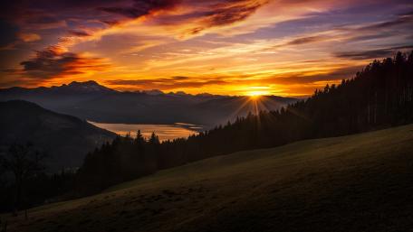 Majestic Sunset Over Mountain Lake wallpaper