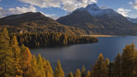 Tranquil Lake and Majestic Mountain View wallpaper