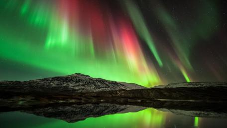 Enchanting Aurora Borealis Reflection on Still Waters wallpaper