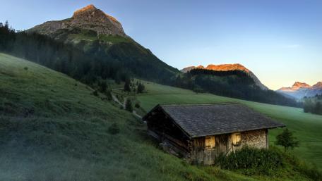 Alpine Retreat Among Majestic Peaks wallpaper