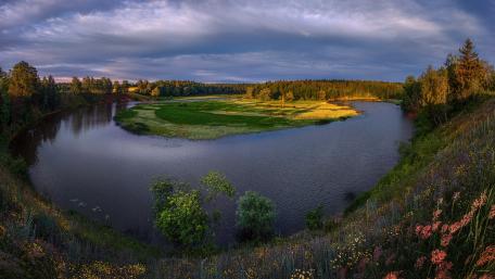 Serene Riverbend Surrounded by Lush Landscapes wallpaper