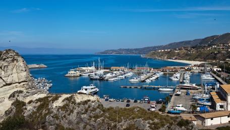 Serene Harbor Views Under Clear Skies wallpaper