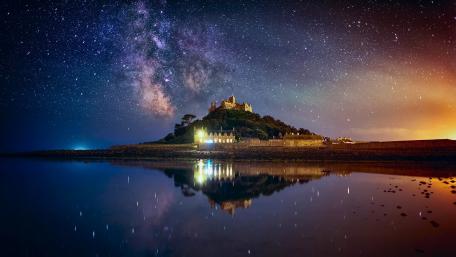 Majestic Castle Under the Stars wallpaper