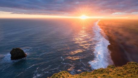 Sunrise Over Serene Ocean Horizon wallpaper