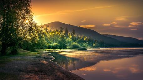 Golden Sunset Over Tranquil Lake Scene wallpaper