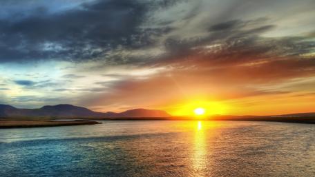 Golden Sunset Over Serene Lake wallpaper