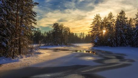 Winter Serenity on a Frozen River wallpaper