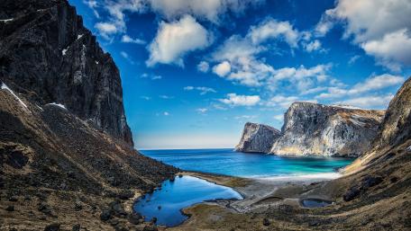 Serene Cliffside Seascape Wallpaper 4k wallpaper