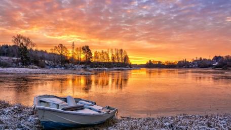 Serene Winter Sunrise Over Frozen Lake wallpaper