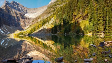 Serene Mountain Lake Reflection in Nature's Beauty wallpaper