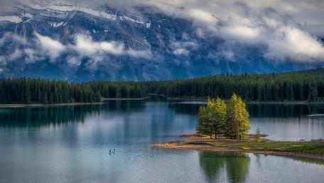 Serene Mountain Lake at Dawn wallpaper
