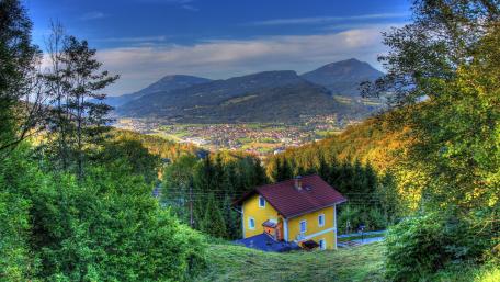 Charming Yellow House in Scenic Mountain View wallpaper