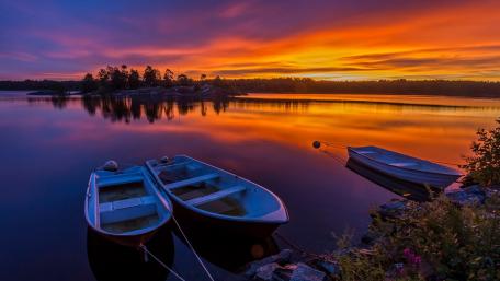 Glowing Skies Over Serene Waters wallpaper