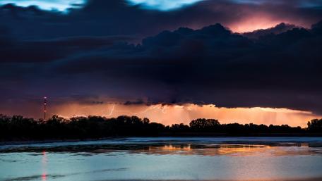 Majestic Lightning Over Calm Waters wallpaper