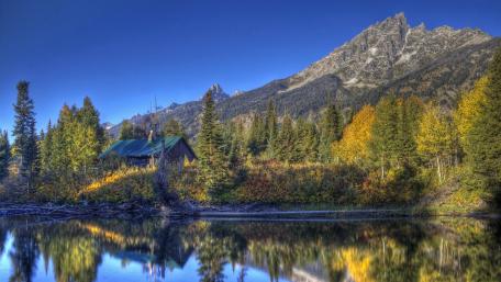 Tranquil Cottage by the Lake in Autumn Colors wallpaper