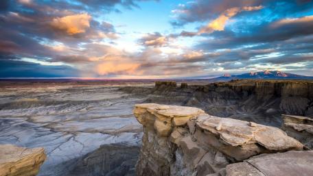 Majestic Desert Horizon at Dusk wallpaper