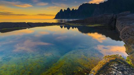 Serene Lake Reflection at Dusk wallpaper