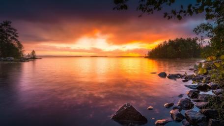 Serene Sunset Reflections Over Tranquil Lake wallpaper