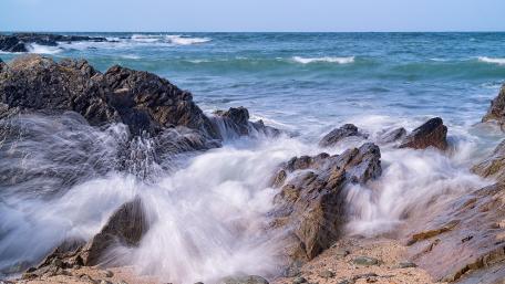 Tranquil Waves Describing Nature's Beauty wallpaper