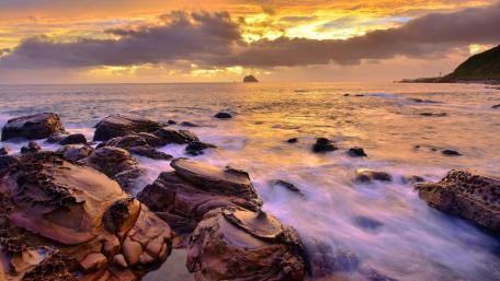 Serene Seascape at Dusk wallpaper