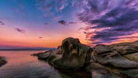 Vibrant Sunset Over Tranquil Waters wallpaper
