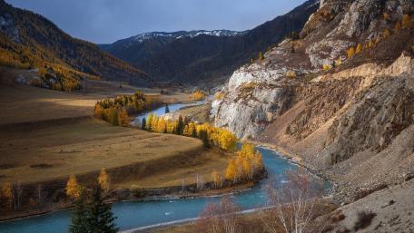 Golden Autumn River Bend in Tranquil Valley wallpaper