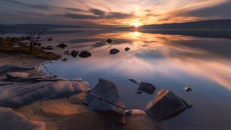 Serene Sunrise Over Tranquil Waters wallpaper