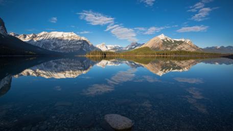Serene Mountain Reflections in Crystal Clear Lake wallpaper