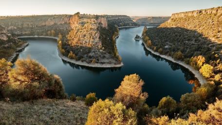 Serene River Bend Viewpoint in Nature's Beauty wallpaper