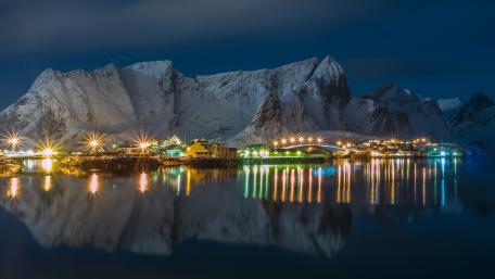 Reine by night wallpaper