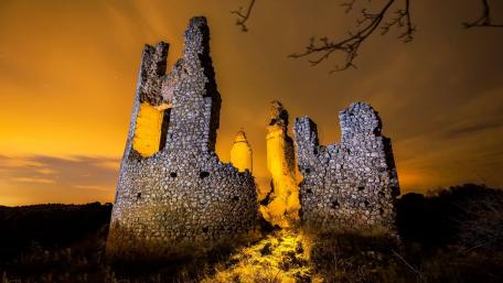 Ancient Ruins Under Evening Sky wallpaper