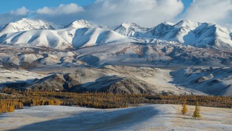 Majestic Snow-Capped Highlands Serenity wallpaper