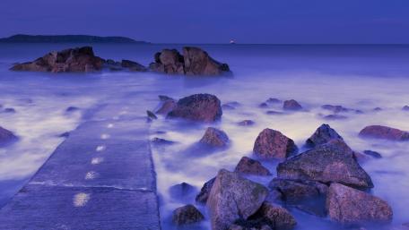 Tranquil Evening by the Shoreline wallpaper