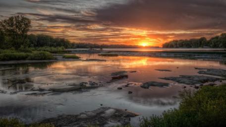 Serene Sunset over Tranquil Lake Waters wallpaper