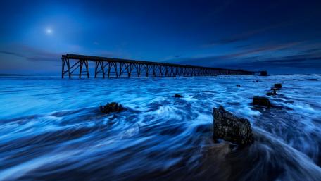 Serene Twilight Over Tranquil Waters wallpaper