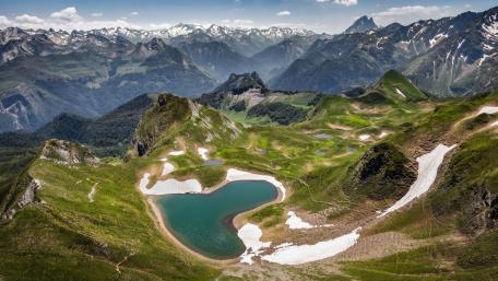 Majestic Heart Lake in Serene Mountain Landscape wallpaper