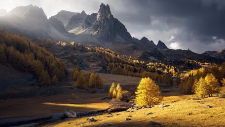 Majestic Autumn Mountainscape View of Vibrant Peaks and Trees wallpaper