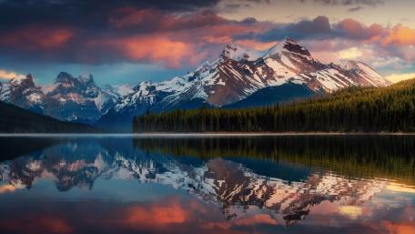 Majestic Mountain Reflections in Tranquil Waters wallpaper