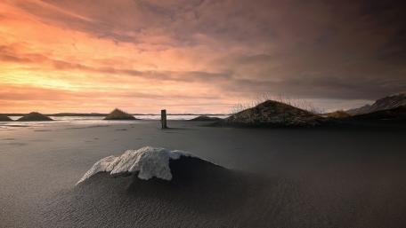Serene Black Sand Shore at Dusk wallpaper