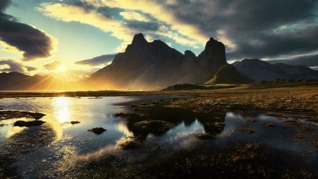 Majestic Mountain Sunrise Over Tranquil Waters wallpaper