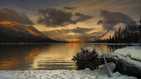 Serene Winter Sunset Over Tranquil Lake wallpaper
