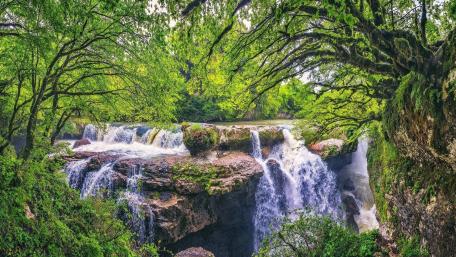 Tranquil Serenity of Cascading Waterfalls wallpaper